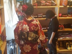湖南两人穿和服就餐 阿姨劝阻遭怼 穿和服在饭店就餐 阿姨上前要求脱掉反遭怼：手机也是日本的