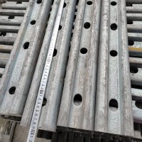 异形鱼尾板在轨道接头处起连接作用 轨道使用紧固件