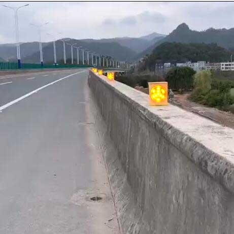 太阳能同步警示灯